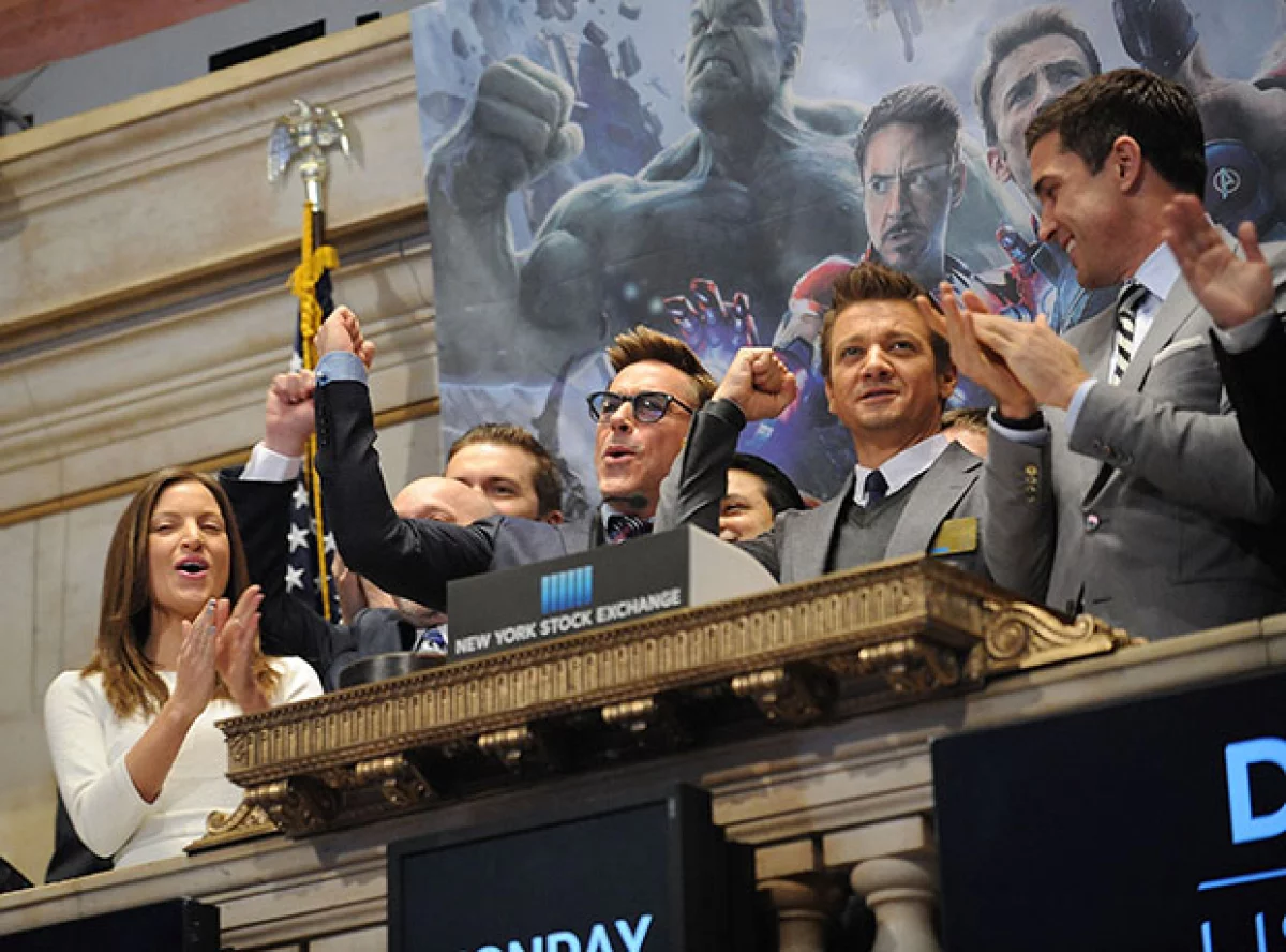 Como parte de la promoción para la nueva película de superhéroes, Robert Downey Jr. y Jeremy Renner dieron el campanazo inicial en la Bolsa de Valores de Nueva York.