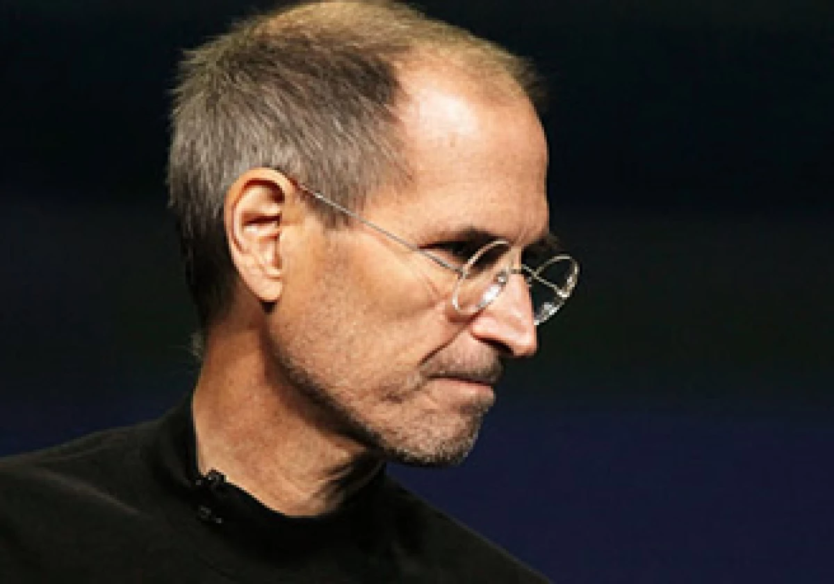 Los disparates funcionan como Jobs presentando una iMac ¡sin disco flexible!. (Foto: CNNMoney)