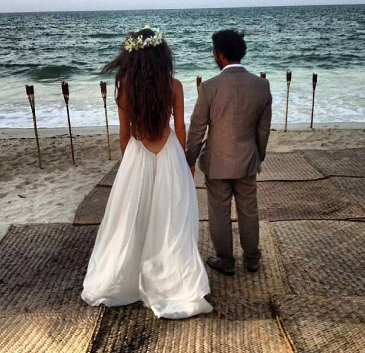 Yael lució un vestido escotado de la espalda y una corona de flores para su boda civil.