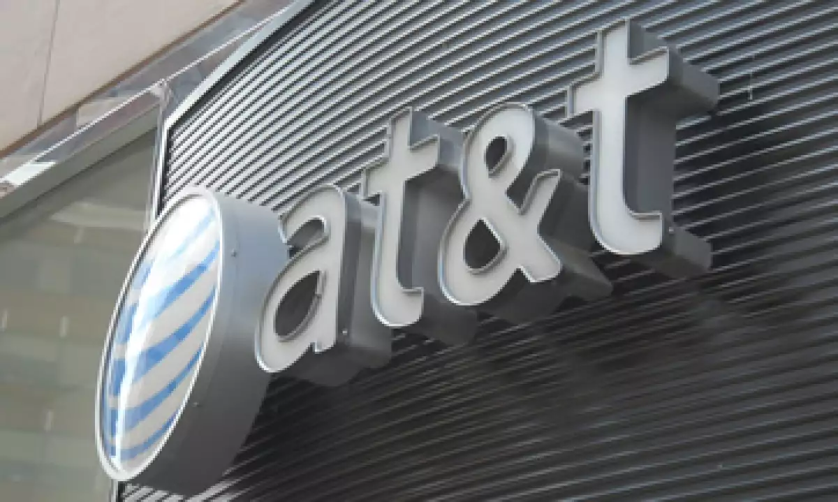 Las acciones de AT&T caían en operaciones después del cierre del mercado. (Foto: AFP)