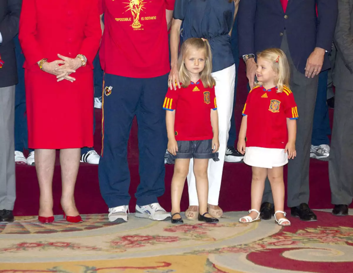 Las hijas de los Príncipes de Asturias se convirtieron en las protagonistas de la recepción que el Rey Juan Carlos hizo a los campeones de la Eurocopa 2012.