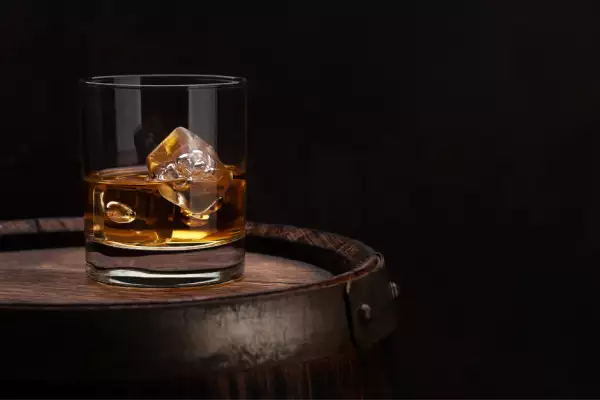 tomar whisky con agua está bien .png