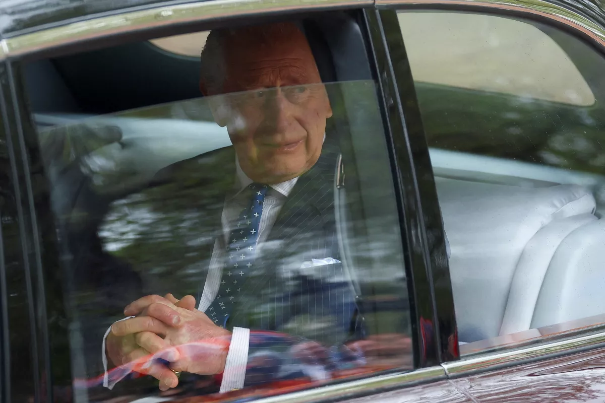 El rey Carlos de Gran Bretaña es visto en un coche antes de su coronación en Londres, Gran Bretaña, el 6 de mayo de 2023. 