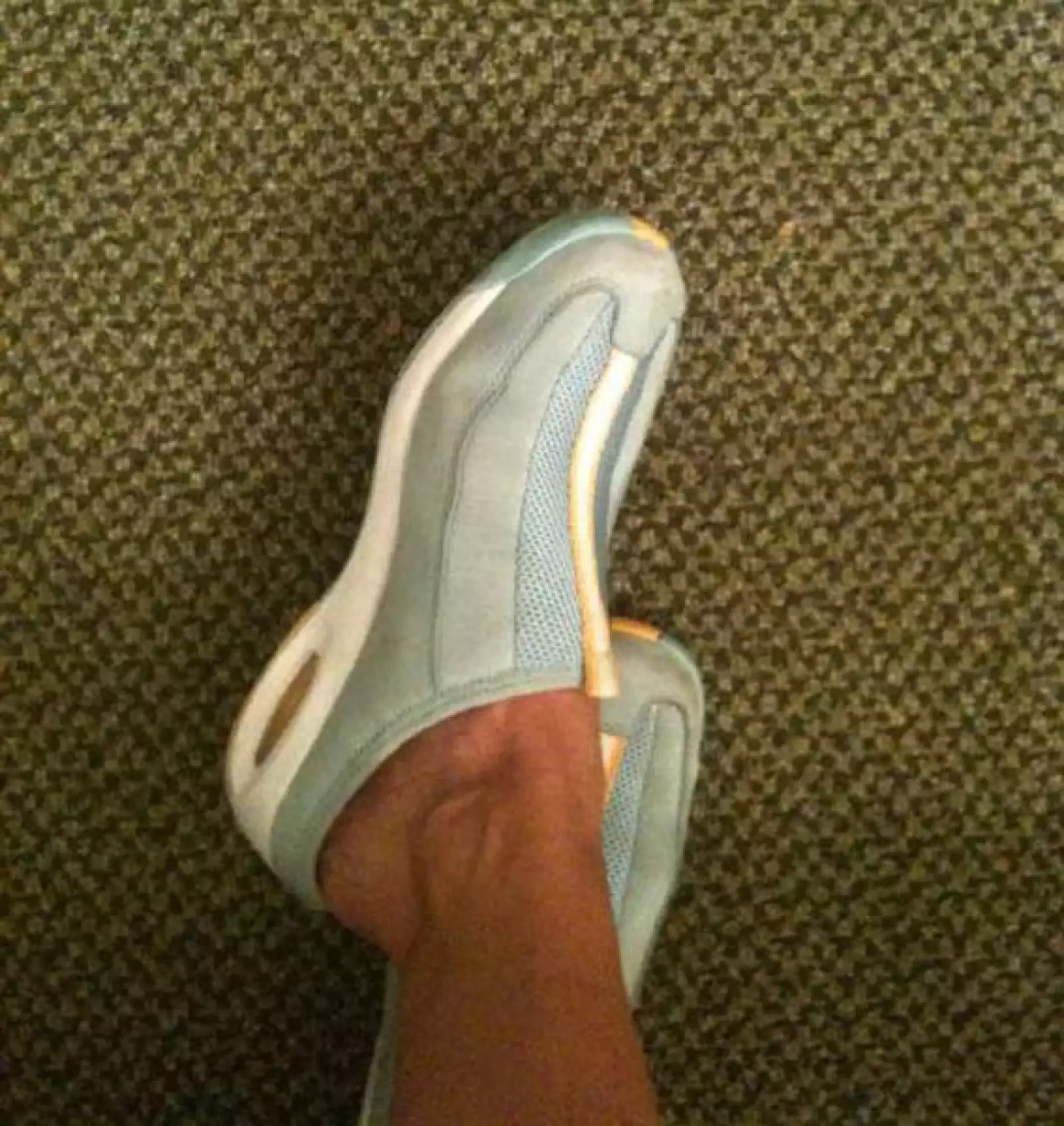 Y para descansar, este calzado que se ve muy cómodo.