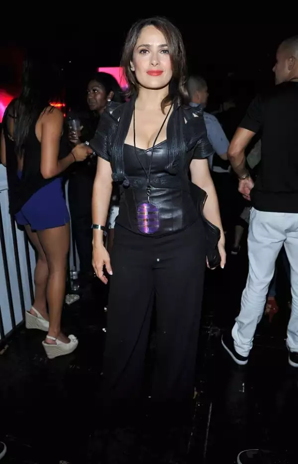 Salma Hayek eligió un outfit muy sexy para esa noche.