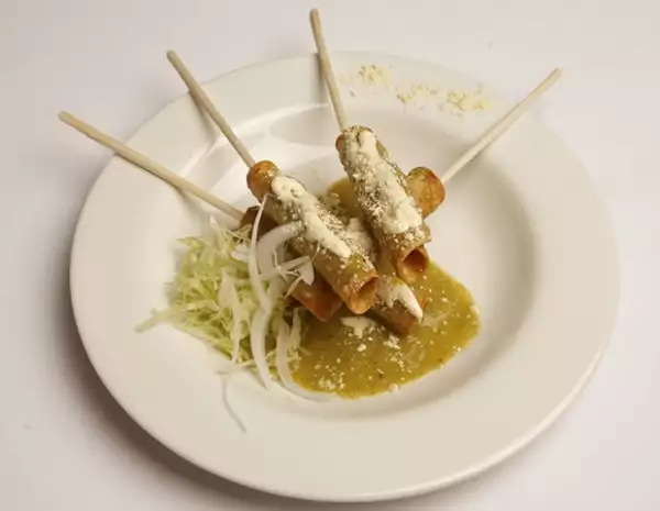 Tacos de pollo con salsa verde.
