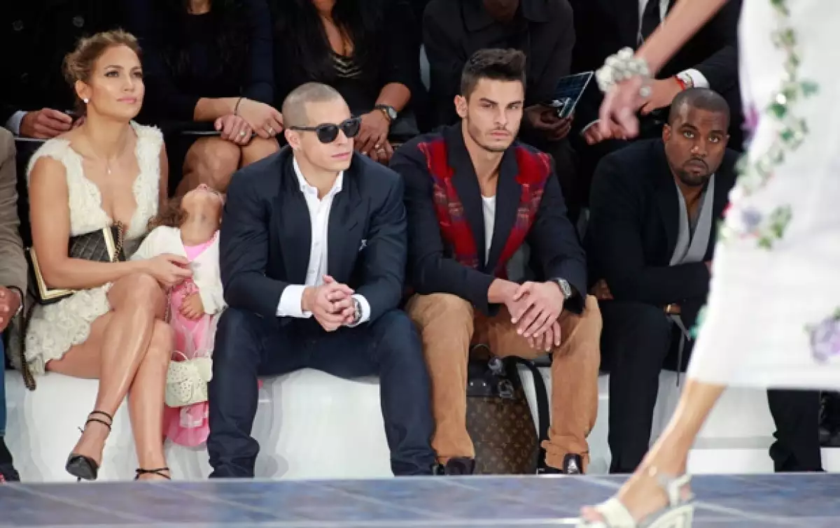 La cantante y actriz viajó a la Capital de la Moda para presenciar el desfile de Chanel, al cual acudió con su hija Emme, quien no lucía nada impresionada, y su novio Casper Smart.