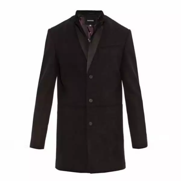 John Varvatos le da un giro moderno con el cuello en satín.