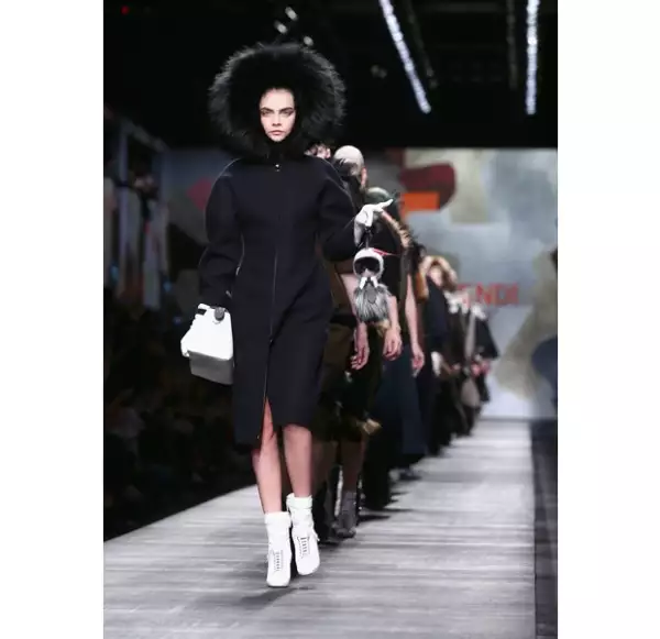 La modelo caminó en la pasarela de Fendi, firma liderada por el creativo Lagerfeld.