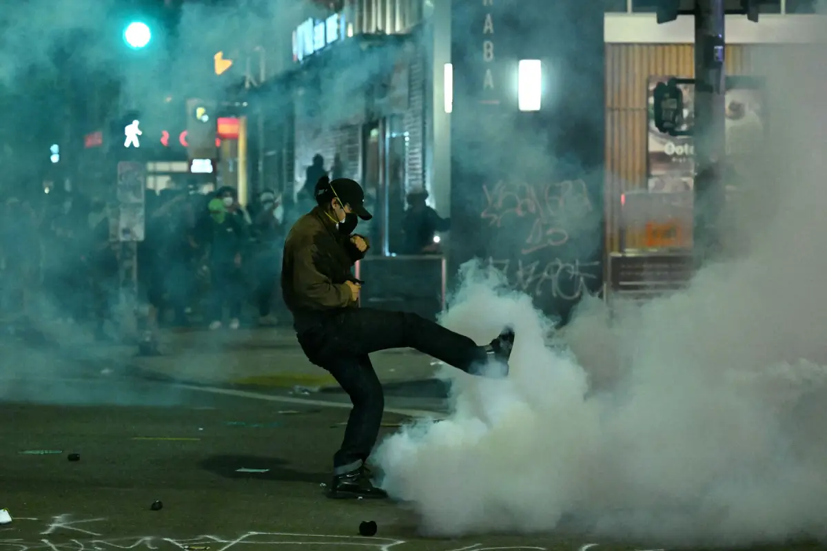 Un manifestante patea un bote durante una protesta en respuesta a las operaciones federales de inmigración en el barrio Little Tokyo del centro de Los Ángeles, el 9 de junio de 2025.