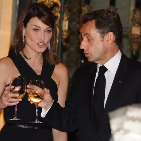 Un poco más tarde, la pareja conversó y bebió en la cena ofrecida en honor del Presidente de Francia.