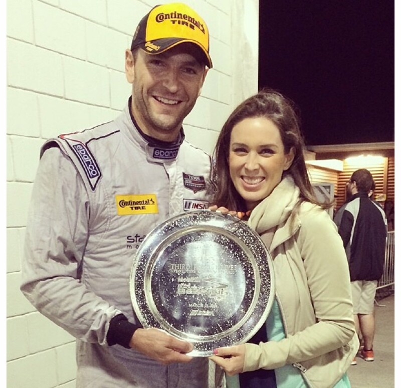 Martín y Jacky recibiendo el trofeo en el podio de la importante compentencia automovilística.