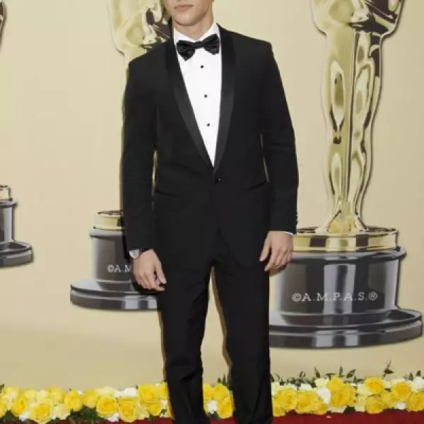 Taylor Lautner en Dolce & Gabbana quien ya fue nuestro hombre de estilo y no me queda la menor duda que lo tiene.