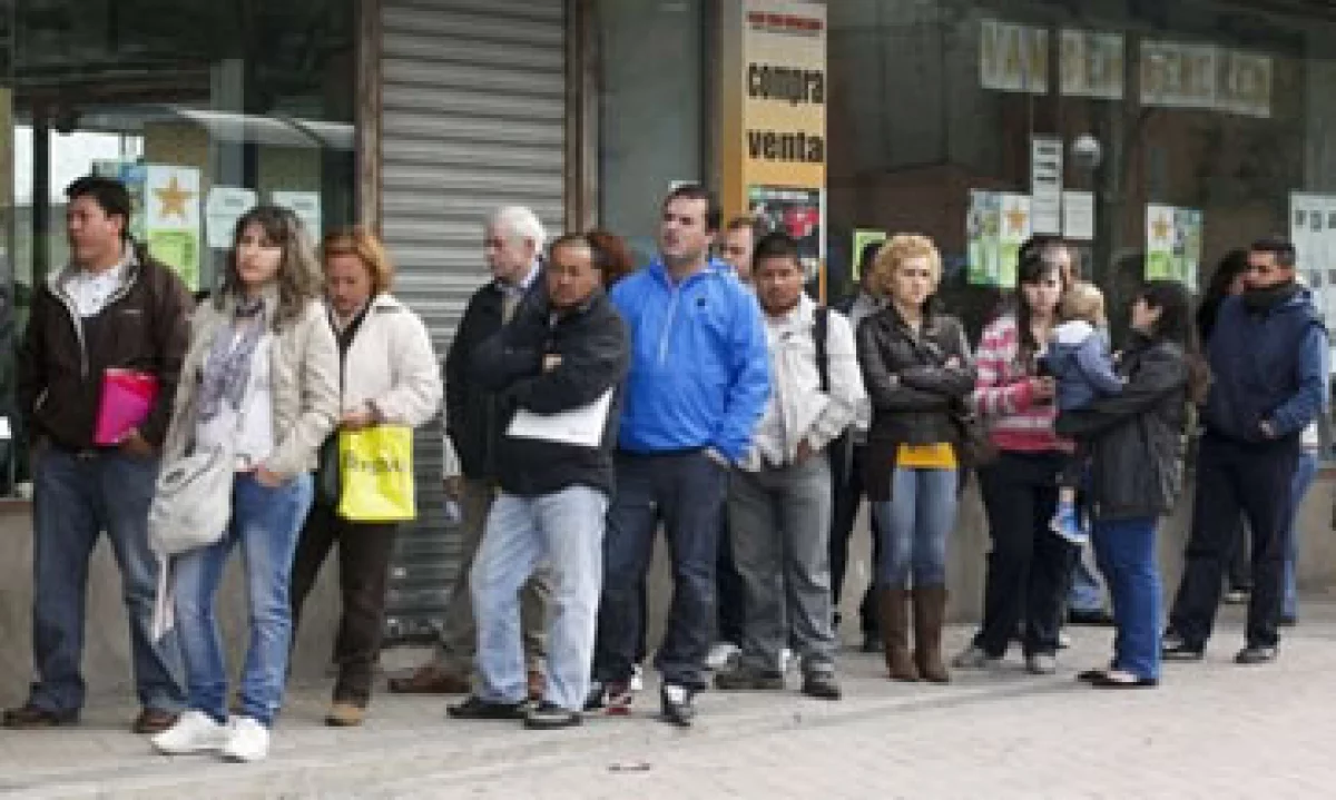 El descenso en el desempleo es muy inferior al resgistrado en abril de 2011.(Foto: Reuters)