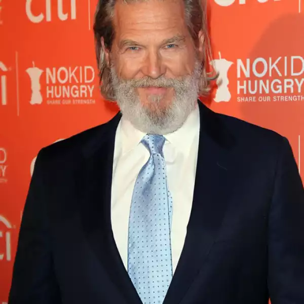 No podemos dejar de comparar el look de Jeff Bridges, 66, con la versión más sexy de Santa Claus.