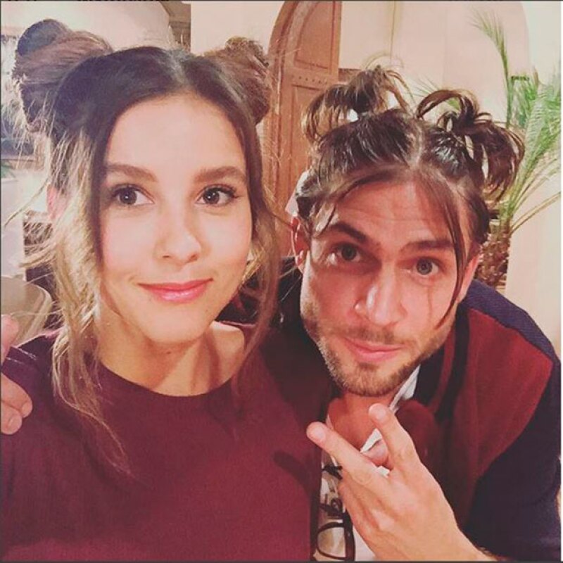 Los actores pasan muchos momentos divertidos juntos durante la grabación de la telenovela.