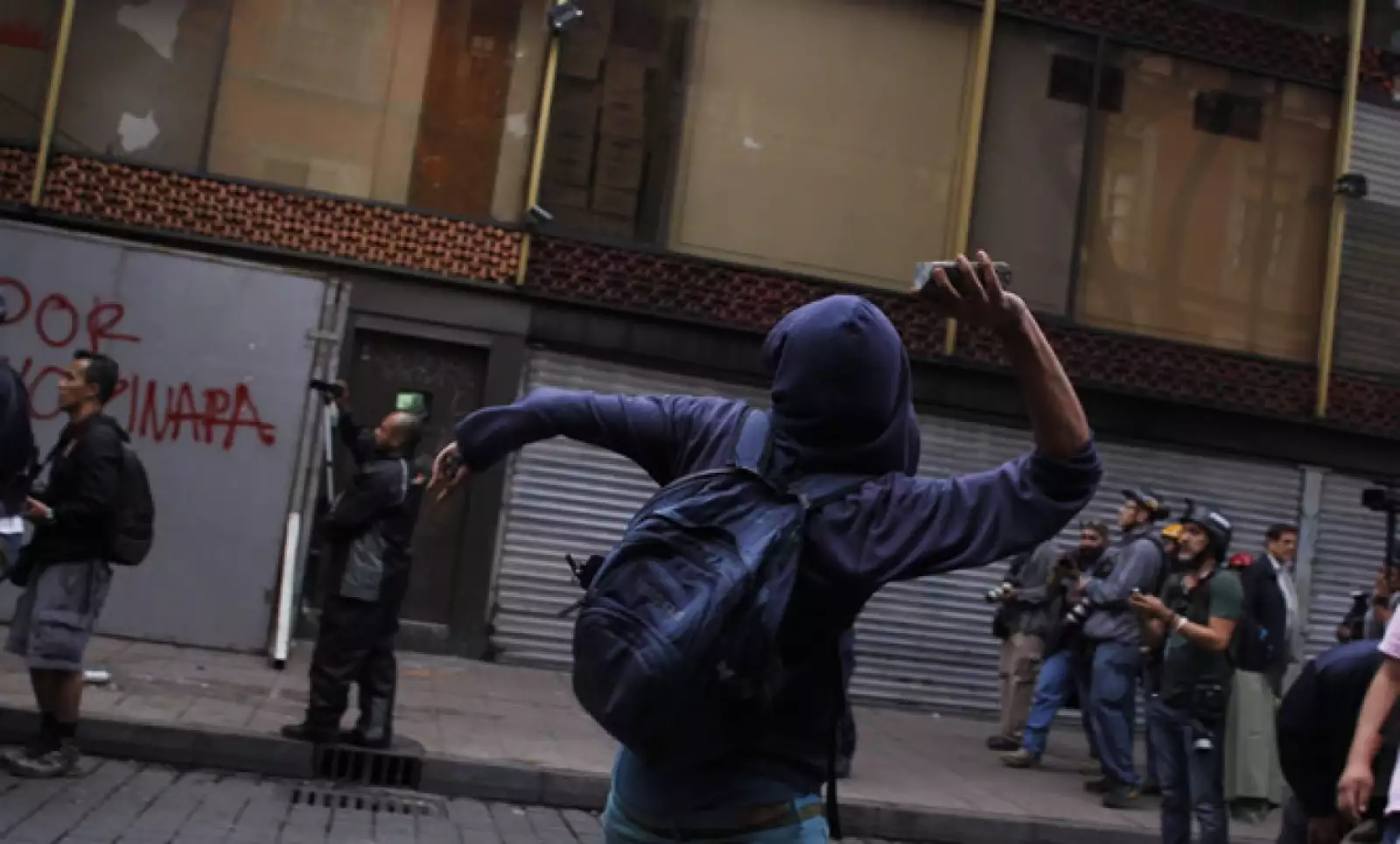 Hasta el momento no se han presentado enfrentamientos con policías,aunque algunos de los individuos realizaron pintas en bardas y algunos destrozos.