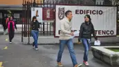 Estudiantes saliendo del edificio de Instituto Politécnico Nacional (IPN)