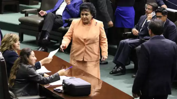 Carmen Salinas muere (La diputada emite su voto para elegir al nuevo titular de la Auditoría Superior de la Federación del periodo 2018-2026)