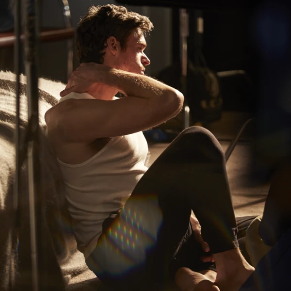 richard-madden-cara-calvin-klein-defy-entrevista-actor-británico-eternals-citadel-rob-stark-game-of-thrones-marvel-notas-mezcla-hombre-historia-capítulo-amaderadas-frescas-bergamota-lavanda-ámbar-fragancia-perfume-skincare-piel-workout.jpg