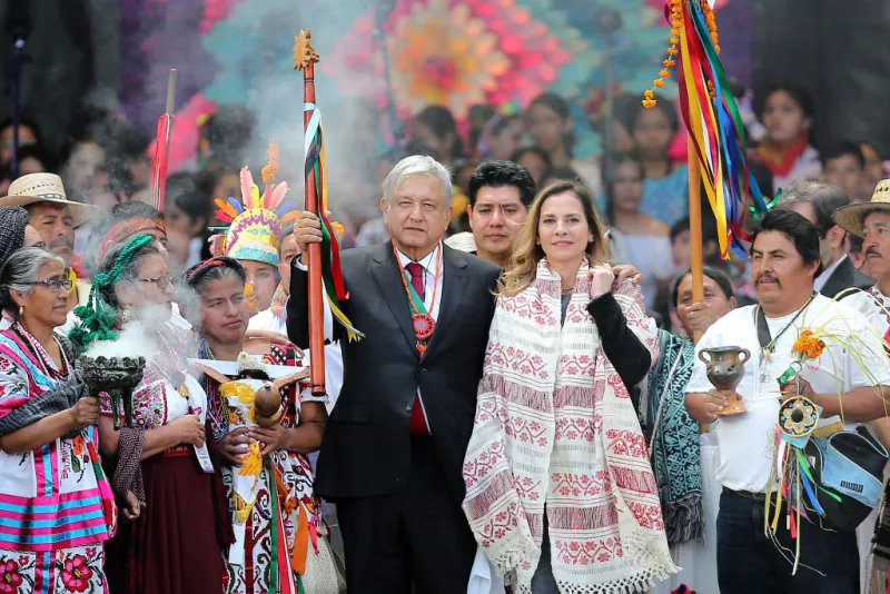 Beatriz Gutiérrez Müller al lado de AMLO en su toma de posesión (Manuel Velasquez/Getty Images)