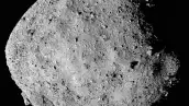 Esta imagen de mosaico del asteroide Bennu, compuesta por 12 imágenes de PolyCam recopiladas el 2 de diciembre de 2018 por la nave espacial OSIRIS-REx desde un rango de 15 millas (24 km).
