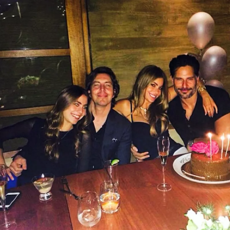 La nueva pareja del mundo del espectáculo aprovechó el festejo de la belleza colombiana para disfrutar su amor en un restaurante en Malibú.