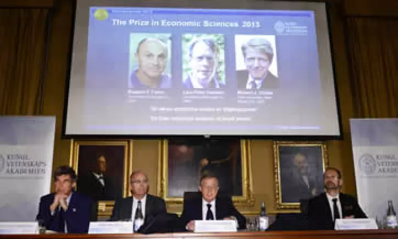 Los miembros de la Real Academia Sueca de Ciencias al anunciar a los ganadores. (Foto: Reuters)