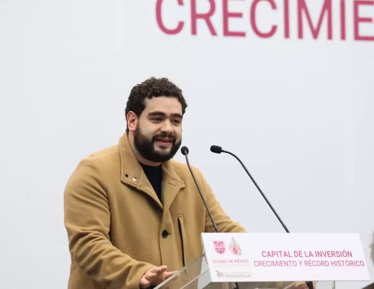 imagen de Juan Pablo de Botton, secretario de Administración y Finanzas de la Ciudad de México, hablando en el estrado.