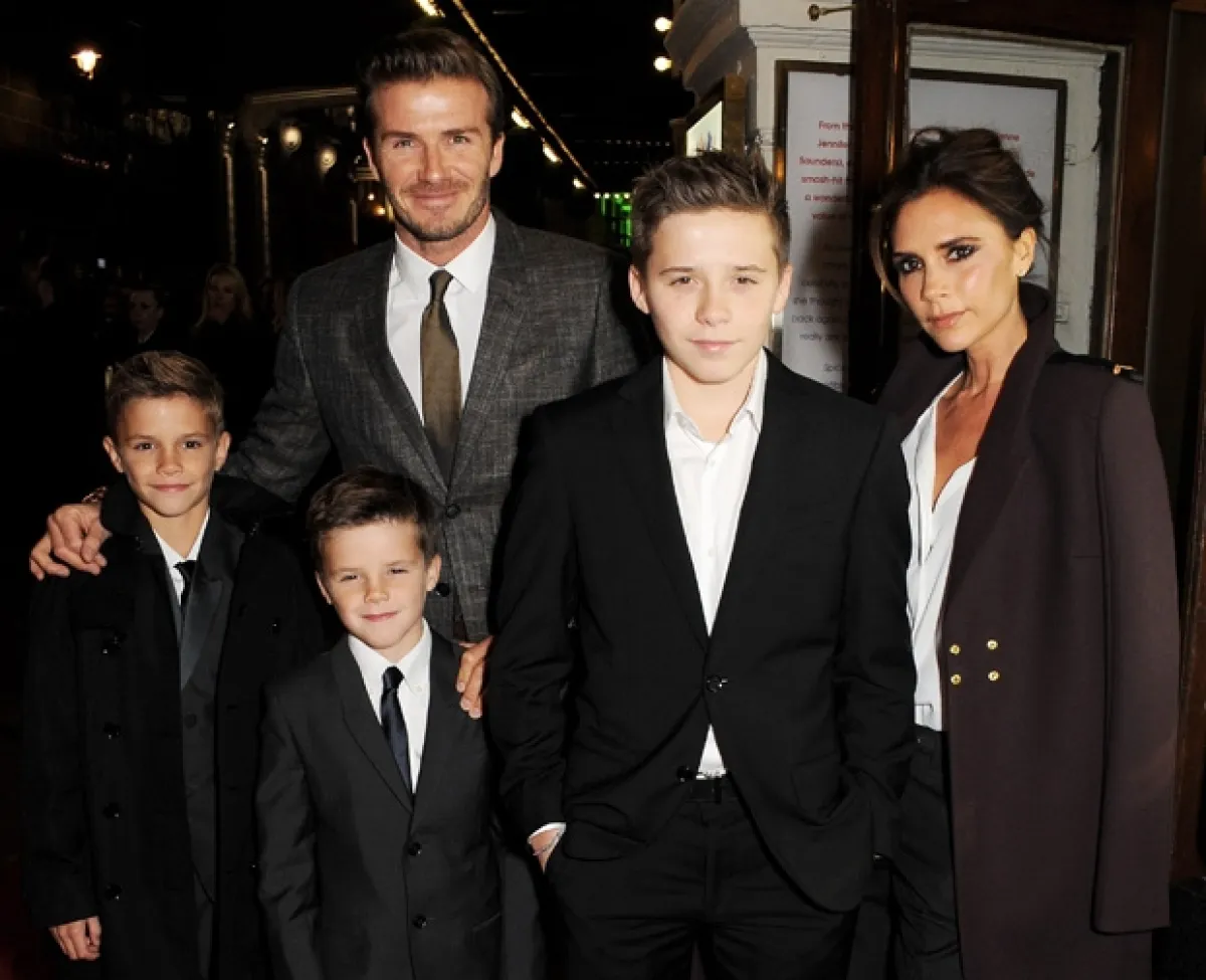 Victoria llegÃ³ acompaÃ±ada de David y de sus hijos Brooklyn de 13, Romeo de 10 y Cruz de 7 aÃ±os