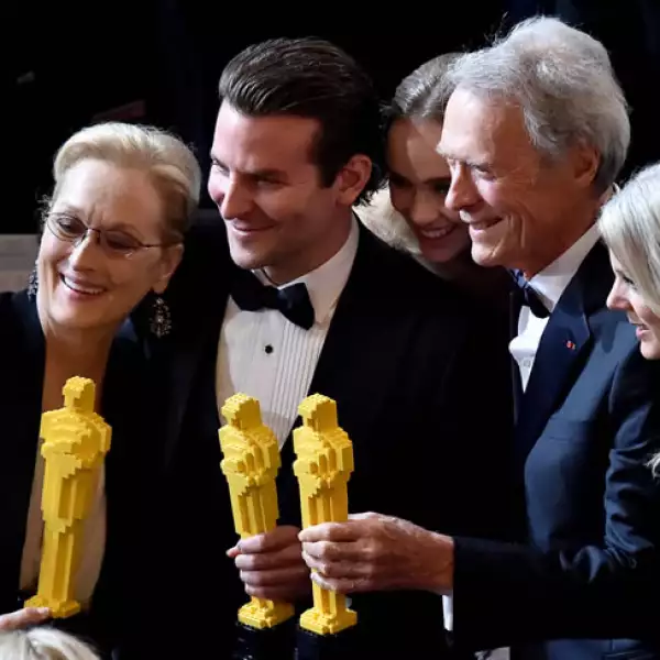 Meryl Streep, Bradley Cooper y Clint Eastwood posando juntos con sus Lego Oscars.