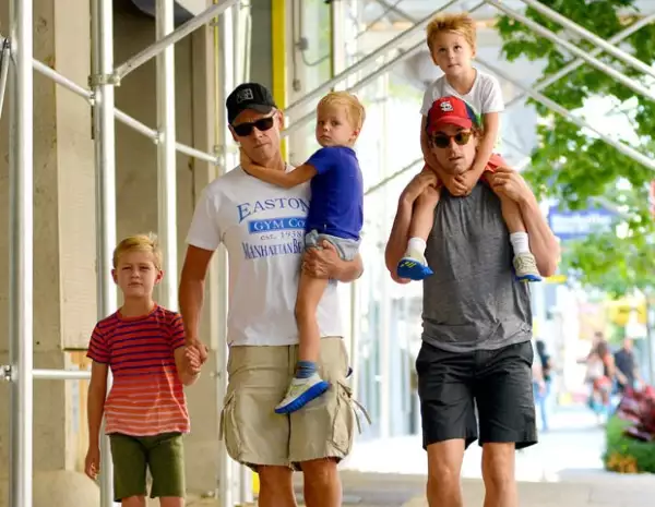 Matt con su pareja Simon Halls y sus tres hijos.