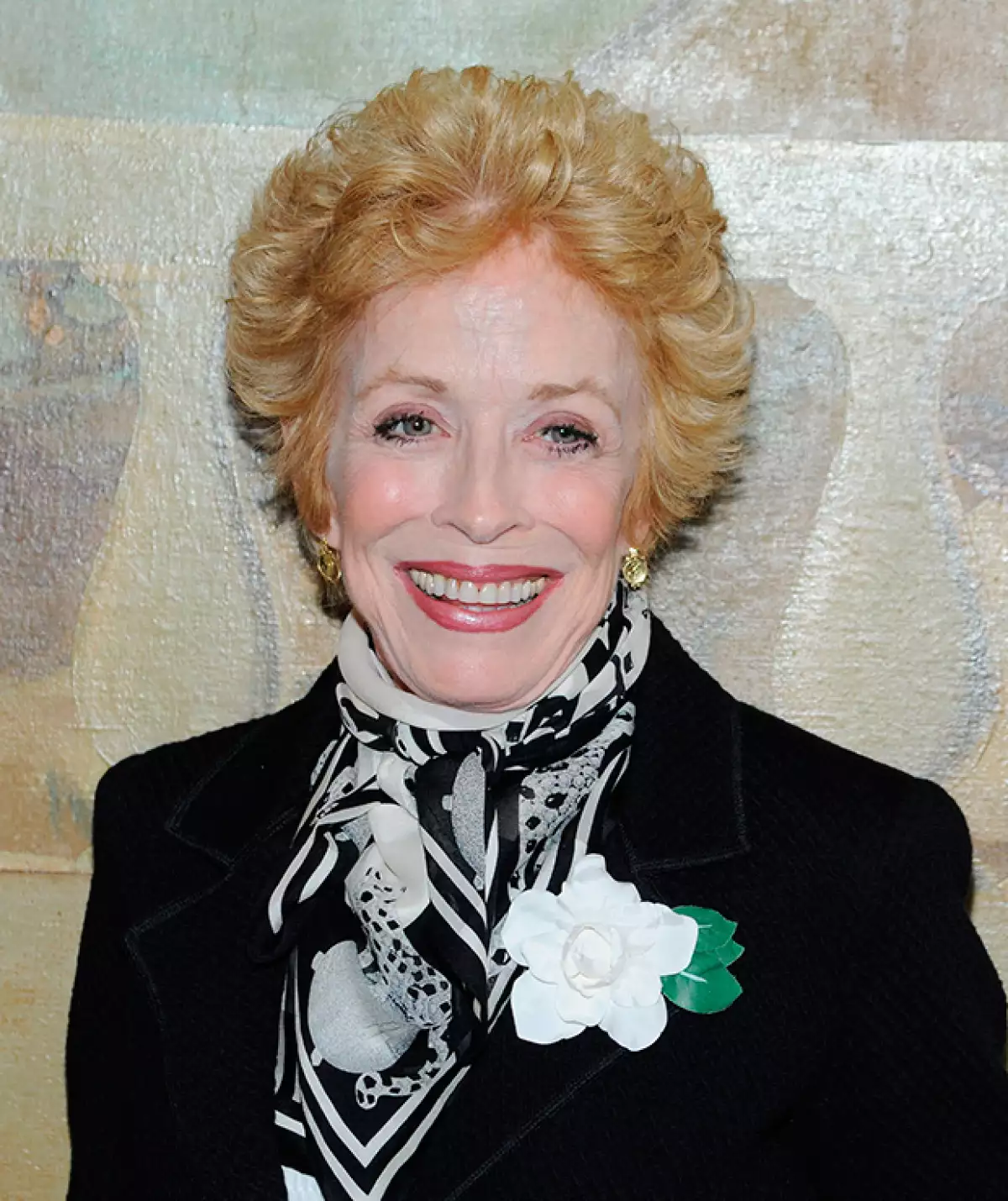 La actriz, conocida por interpretar a Evelyn Harper en "Two and a Half Men", reveló que mantiene una relación con otra mujer, quien se especula es Sarah Paulson.