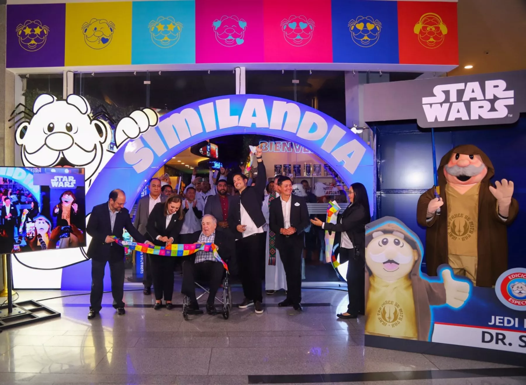 Víctor González y Víctor Gonzáles Herrera, presidente fundador y presidente ejecutivo, respectivamente en la presentación del peluche de Dr. Simi Jedi Fan.