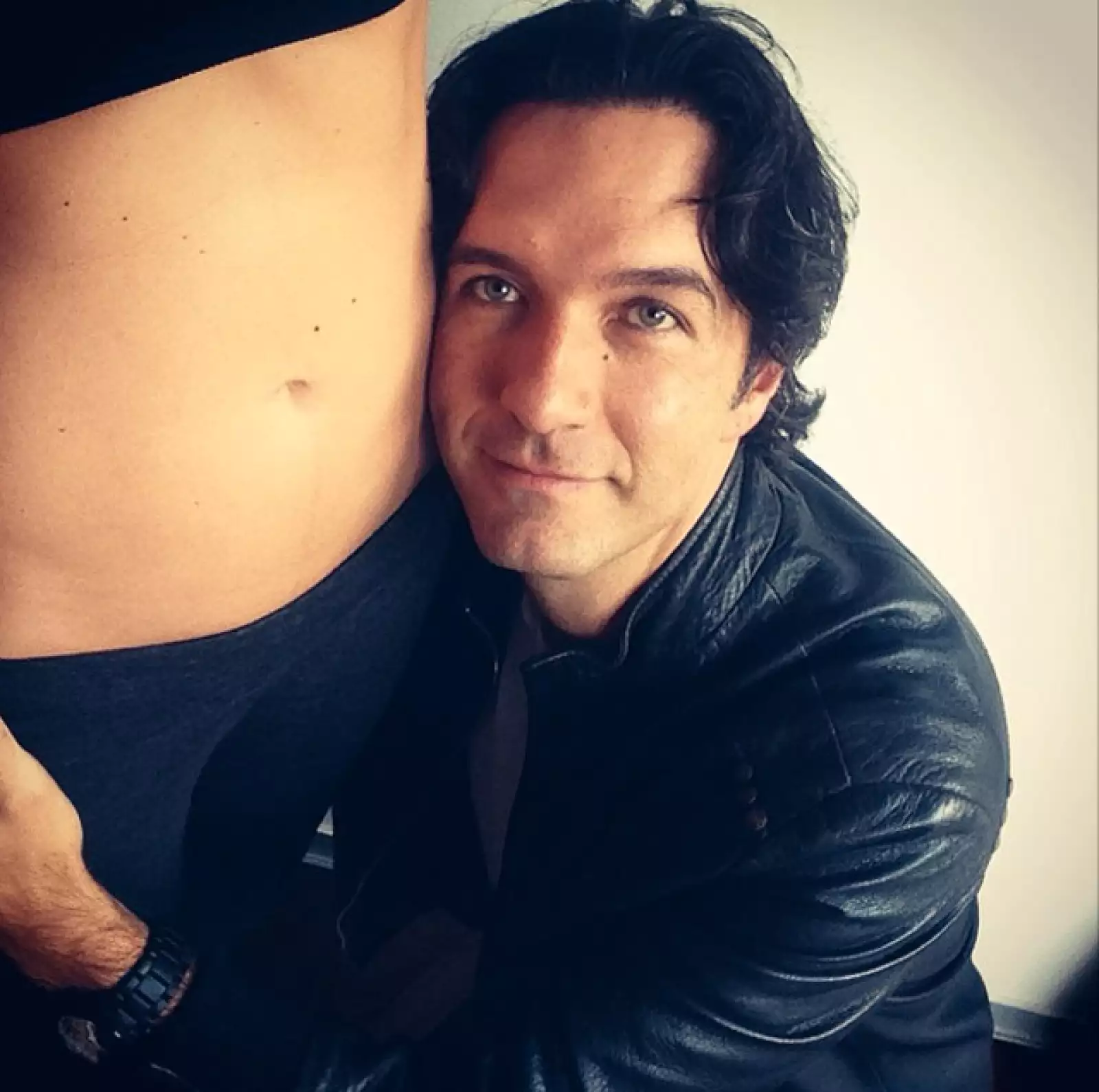 Con esta memorable imagen Sandra Echeverría y su esposo Leonardo de Lozanne hicieron público que esperaban un bebé que se estima nacerá en septiembre.