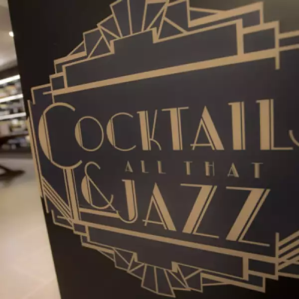 El director busca mostrar las gigantescas fiestas art decó en las que se desarrolla la fantasía solitaria de Jay Gatsby.