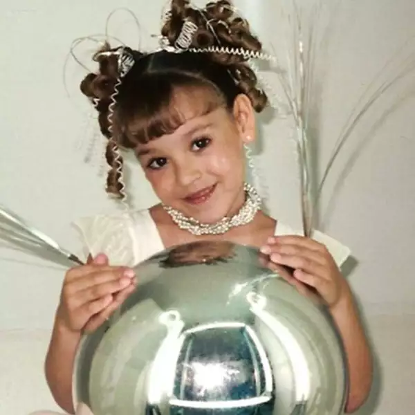 En el 2001 a la edad de 6 años protagoniza su primer telenovela infantil llamada María Belén, causando un gran impacto y teniendo una gran aceptación por parte de los televidentes, que incluso obtuvo el premio del periódico El Heraldo de México como revelación infantil del año. Para 2009 consigue el papel protagónico de la telenovela Atrévete a soñar y participa además en los discos de la misma telenovela.