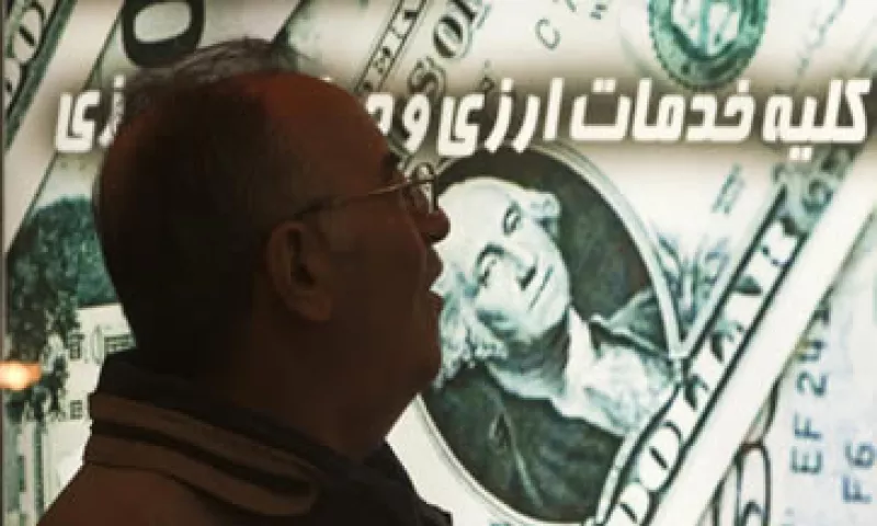 La moneda local ha perdido 40% frente al dólar en el último mes, y los iraníes buscan dólares para proteger sus ahorros. (Foto: Reuters)