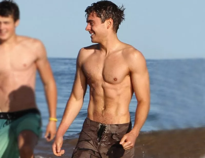 Esta noche llegarán con muchos obsequios, pero si no tuviste tiempo de escribir tus peticiones nosotros te hacemos este pequeño presente: algunos famosos muy sensuales.