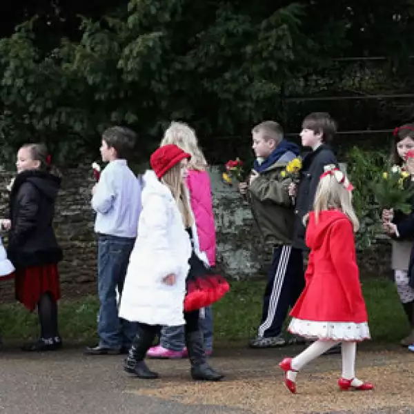 A 142 kilómetros más lejos, en la iglesia St. Mary Magdalene de Sandringham, Norfolk, el resto de la familia británica acudió al servicio navideño. Ahí decenas de niños se formaron para saludar a la Reina Isabel II.