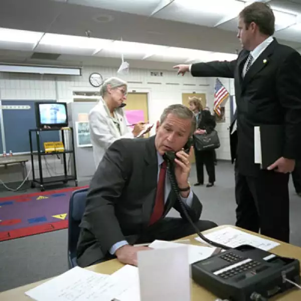 El entonces presidente de Estados Unidos, George W. Bush, habla desde una oficina de la Casa Blanca, para organizar a equipos y atender la crisis de seguridad nacional que se desató.