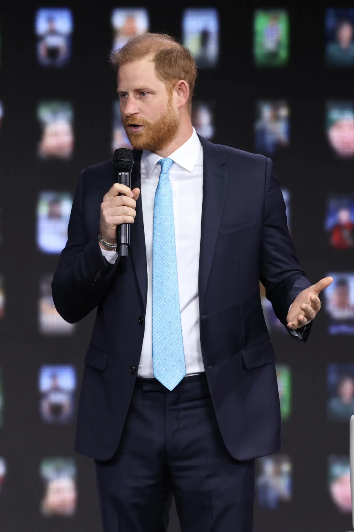 El príncipe Harry bromea después del fallo de su telemprompter mientras pronunciaba un discurso sobre los riesgos de la Inteligencia Artificial