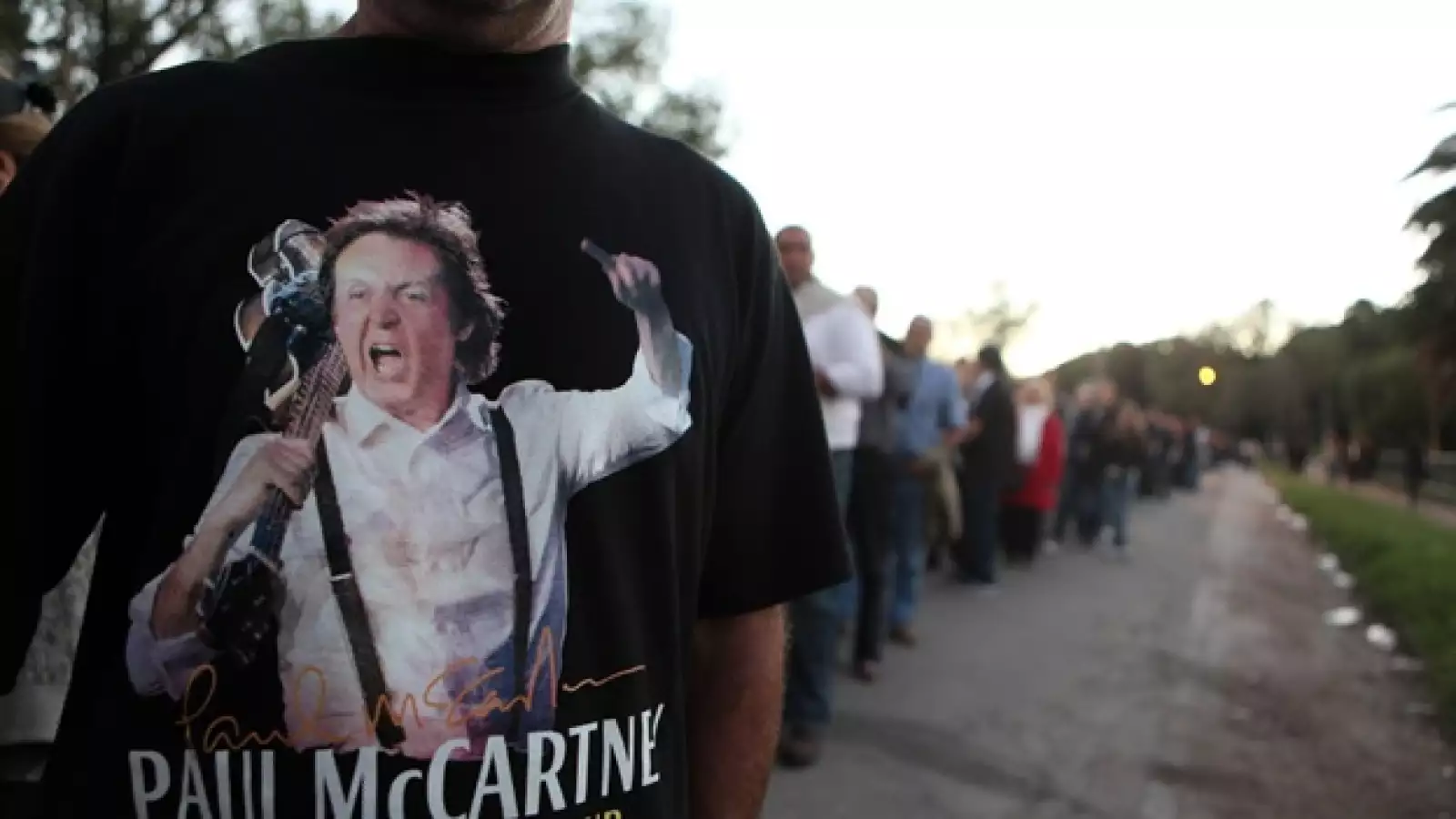 seguidores hacen fila para entrara al concierto