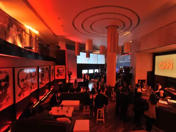 El coctel se realizó en el restaurante Plaza 77 donde colocaron imágenes de los personajes que Aristegui ha entrevistado