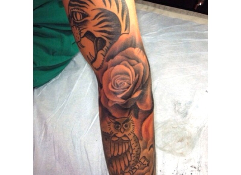 El cantante se hizo un tatuaje ayer por la noche con el cual cubrió totalmente de tinta su brazo izquierdo.