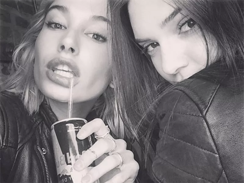 La top model se encargó de crear el nuevo tatuaje de una de sus mejores amigas, Hailey Baldwin.