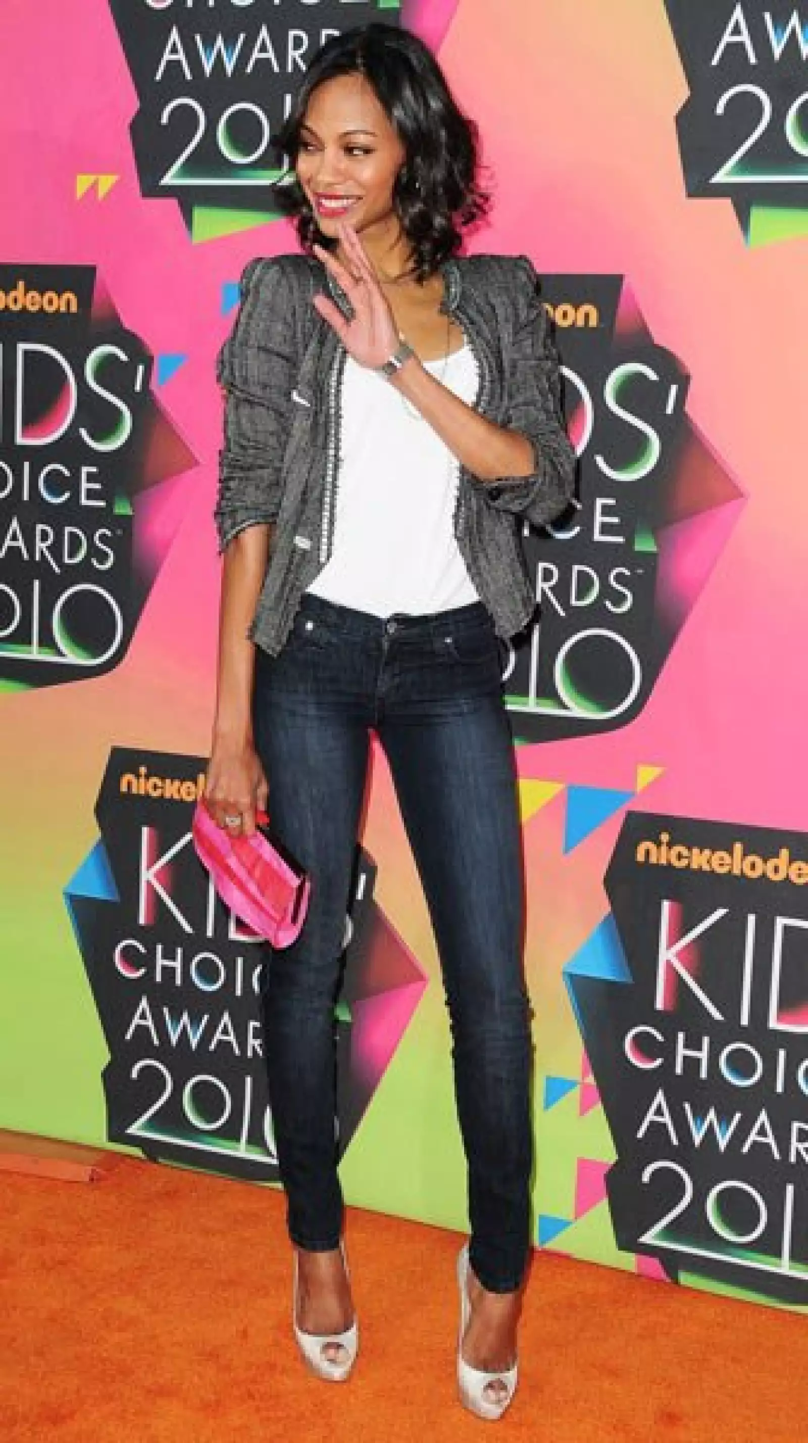 Zoe Saldana, protagonista de Avatar, lució guapísima con una chaqueta corta de Isabel Marant, jeans ajustados y zapatillas altas.