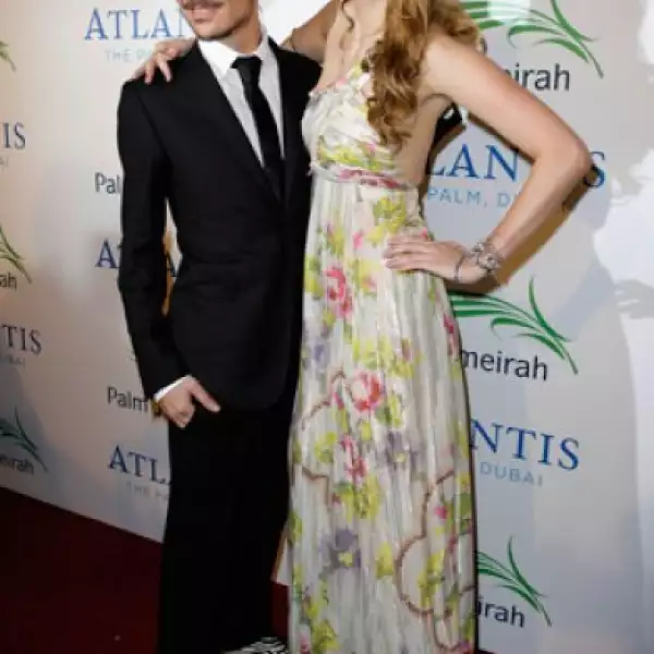 El diseñador Matthew Williamson y Mischa Barton.