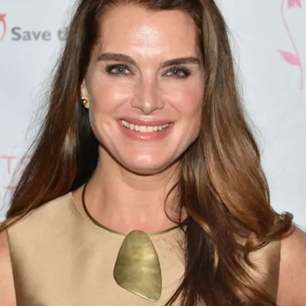 Brooke Shields comenzó desde los 11 años en el mundo de la moda, pues nació con una gran belleza, la cual en 1991 se vio opacada por su talento actoral en la película La Laguna Azul, la cual la lanzó a la fama.