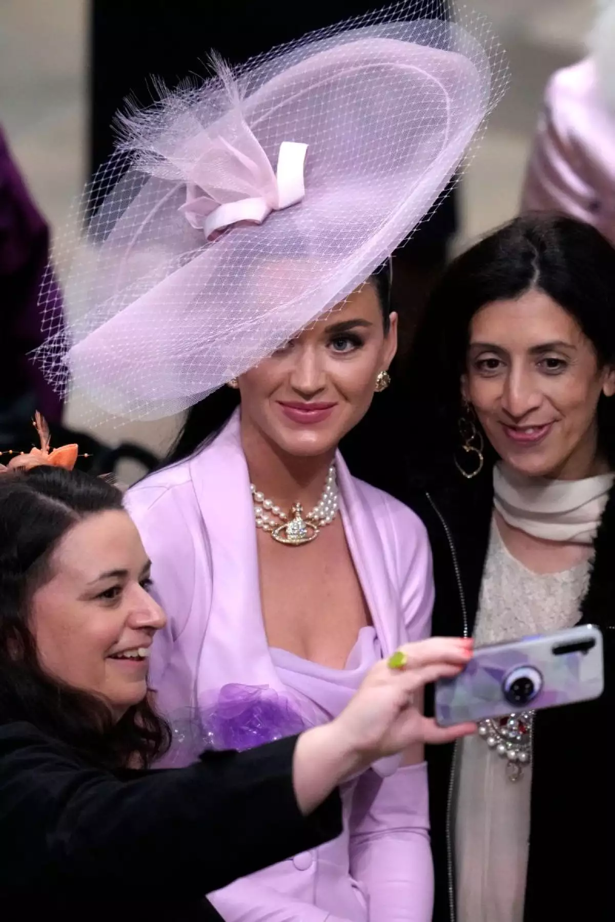 Katy Perry viajó con un enorme séquito a Londres para la coronación y el concierto en honor de Carlos III